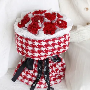 Confezione per bouquet a pied de poule rosso con garofani per regalo della festa della mamma