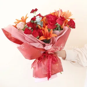 Carta da imballaggio floreale rossa stile pittura a olio per bouquet di rose e gigli