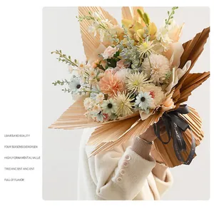 Primo piano di carta da imballaggio per fiori goffrata a pieghe in beige