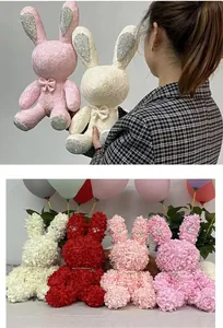 Détail de lapins en pétales de rose faits main et peluches en dentelle à strass pour cadeaux.