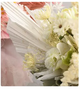 Primo piano dettagliato di carta goffrata bianca che avvolge un bouquet di fiori