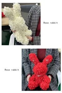 Gros plan de lapins en fleurs de rose blancs et rouges tenus par une personne