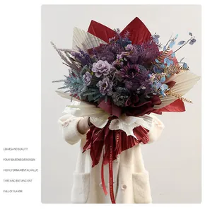 Vista dettagliata della carta da imballaggio per fiori goffrata a pieghe in rosso