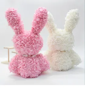 Magnifiques lapins en pétales d'hortensia rose et blanc avec colliers de perles décoratifs