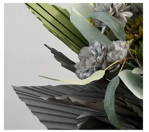 Dettaglio macro della carta da pacchi plissettata grigio antracite per fiori