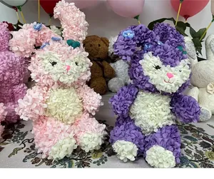 Vue détaillée de poupées de lapin en fleurs de rose faites à la main pour les cadeaux.