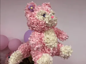 Vue détaillée d'un ours mignon en pétales de fleurs roses et blanches pour cadeau romantique
