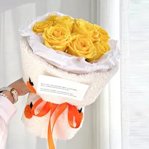 Elegante Lammwolle Blumenverpackung mit gelben Rosen und orangefarbenem Band für Floristen