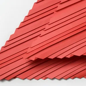 Carta da imballaggio per fiori plissettata rosso vibrante con elegante trama a rilievo
