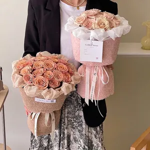 Elegante material de embalaje de terciopelo para ramos de flores en rosa y marrón claro