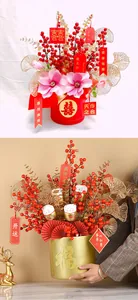 Composizione floreale artificiale del Capodanno cinese con bacche rosse e foglie d'oro.