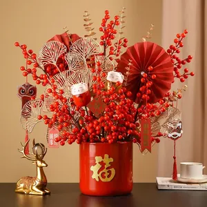 Decorazione tradizionale per il Capodanno cinese con bacche rosse e foglie di ginkgo