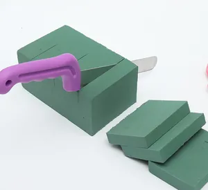 Dettaglio di un coltello per spugna floreale viola che taglia blocchi di spugna