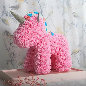 Vista detallada del unicornio de rosas PE rosa con cuerno plateado y crin de color.