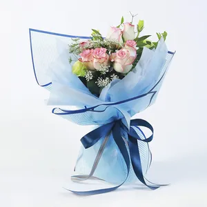 Papier d'emballage de fleurs bleu clair rayé pour bouquets et compositions florales