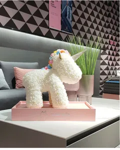 Hermoso unicornio de rosas de espuma PE blanca en una caja de regalo rosa chic