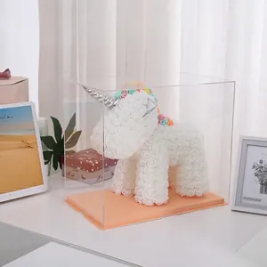 Unicornio de rosas PE blancas hecho a mano en caja de regalo transparente para San Valentín