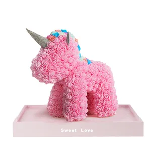 Caja de regalo unicornio con rosas de espuma PE rosa e impresión Sweet Love en base