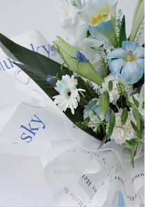 Nahaufnahme des minimalistischen Blumenpapiers mit Klein Blue Hello Summer Druck