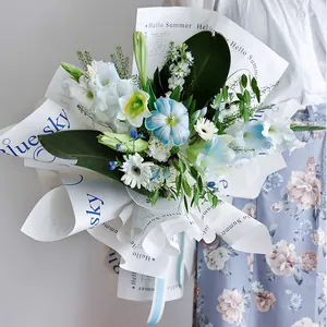Detailansicht eines Blumenstraußes in minimalistischem Papier mit englischem Aufdruck