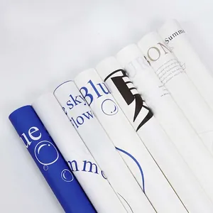 Minimalistisches Englisch Buchstaben Bedrucktes Blumenverpackungspapier Klein Blau Weiß Kraftpapier Hello Summer Geschenkpapier