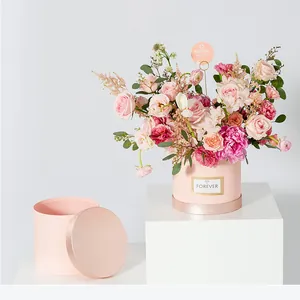 Elegante caja redonda rosa para flores, ideal para arreglos florales y regalos románticos