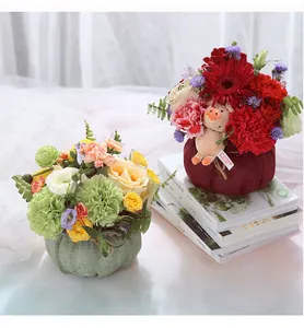 Elegantes arreglos florales en cestas de calabaza de lino verde y burdeos artesanales