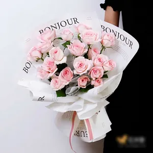 Elegantes weißes Blumenpapier mit 'Bonjour'-Aufdruck für stilvolle Geschenksträuße