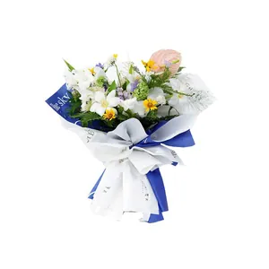 Elegantes Blumenpapier in Klein-Blau und Weiß mit 'Blue sky' und Sommerdesign-Motiv