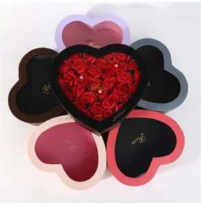 Collection de boîtes cadeaux en forme de cœur colorées avec roses de savon rouge