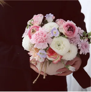Detalle de una cesta de flores con forma de calabaza en arpillera con arreglo floral