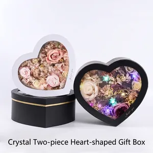 Ensemble de luxe de deux boîtes cadeaux en forme de cœur pour fleurs avec fenêtre LED.