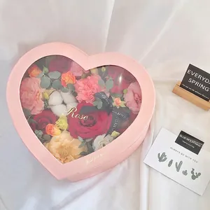 Élégante boîte à fleurs rose en forme de cœur avec fenêtre transparente et texte doré