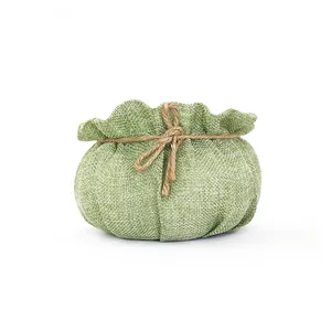 Cesta de flores de arpillera verde pequeña en forma de calabaza con lazo de cuerda