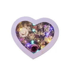 Élégante boîte cadeau lavande en forme de cœur avec roses éternelles et lumières LED étoilées