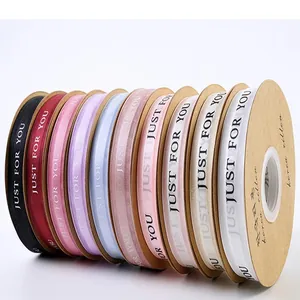 Detalle de cintas de gasa de nieve de 2,5 cm en varios colores para regalo de lujo