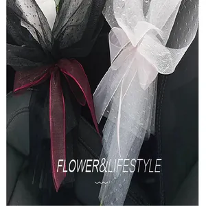 Detail aus koreanischem gepunktetem Tüllnetz für elegante Blumenstraußverpackung