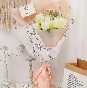 Detailansicht von koreanischem Birnenpapier mit englischer Schrift für Sträuße