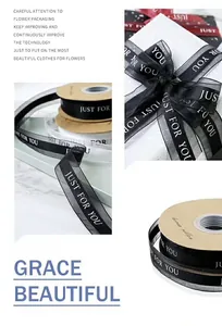 Primer plano de cinta de organza de 2,5 cm con estampado 'Just For You' para regalos