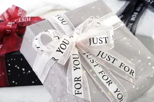 Detalle de cinta de gasa blanca de 2,5 cm con impresión Just For You en caja de regalo gris