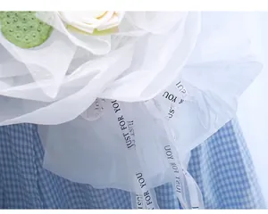 Detalle macro de cinta de organza blanca de 2,5 cm con impresión JUST FOR YOU regalo
