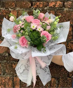 Koreanisches Blumenpapier für Sträuße mit eleganter schwarzer Druckschrift