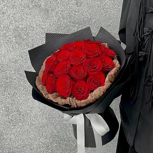Gros plan détaillé sur le papier gaufré noir de qualité supérieure pour fleurs