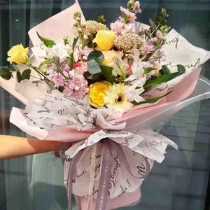 Detailansicht von Geschenkpapier für Blumen im koreanischen Stil mit englischem Aufdruck.