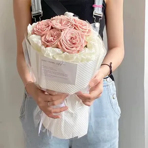 Macro détaillée du papier d'emballage de fleurs blanc gaufré en trois dimensions pour bouquets