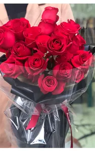 Gros plan sur l'emballage en cellophane OPP transparent pour bouquet de roses.