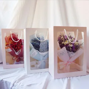 Elegante geschenktassen met transparant venster en gedroogde bloemboeketten