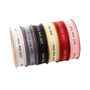 Seis rollos de cintas de organza de 2,5 cm con 'Just for You' para regalos.