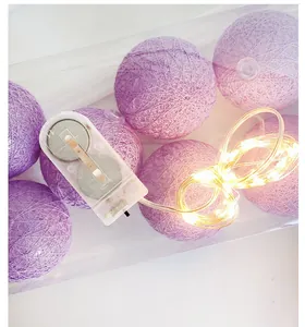 Detailansicht der violetten Baumwollkugel LED Lichterkette mit Batteriekastenschalter