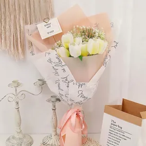 Elegantes Blumen-Wickelpapier mit schwarzer englischer Schrift für die Straußdekoration